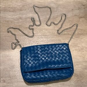 Elegant Blue Woven Crossbody Bag with Chain Strap